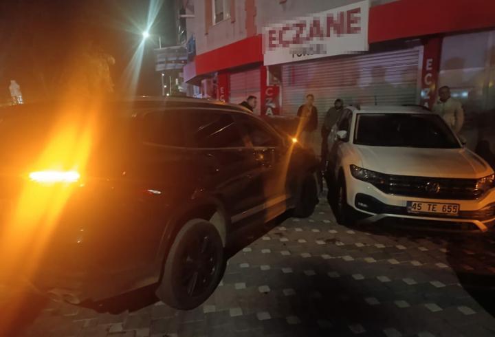 Kazaya karışan 2 araç savrulup, park halindeki 2 otomobile çarptı; 2 yaralı