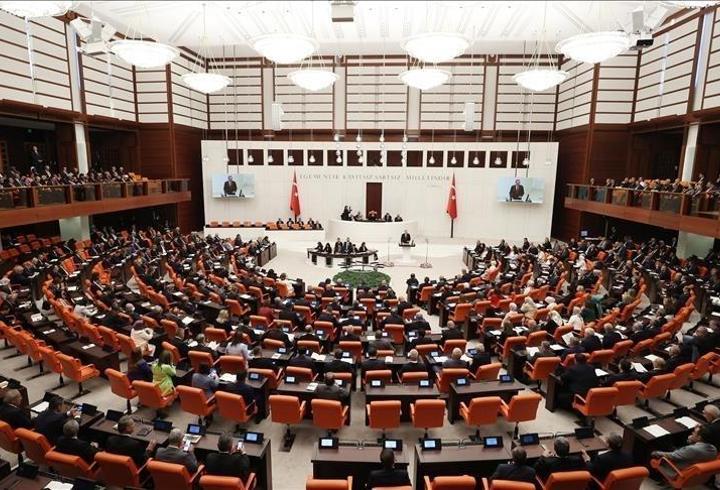 Adalet Bakanı Akın Gürlek’in talimatıyla kurulan Faili Meçhul Suçları Araştırma Daire Başkanlığı koordinesinde yürütülen çalışmalar neticesinde, Marmaris’te 3 yıl önce ‘kaza’ olarak değerlendirilerek takipsizlik kararı verilen Abdullah Uslu’nun ölümüyle ilgili yeniden yapılan soruşturmada olayın cinayet olduğu ortaya çıktı.
7