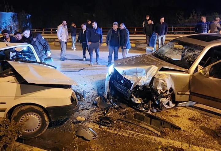 Kavşakta ters yöne giren alkollü sürücünün otomobili, başka otomobille çarpıştı: 6 yaralı