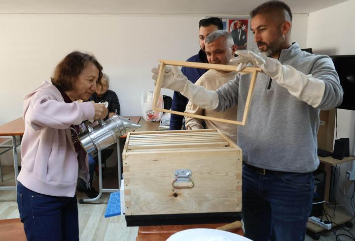 Büyükşehir’in arıcılık kurslarına yoğun ilgi
