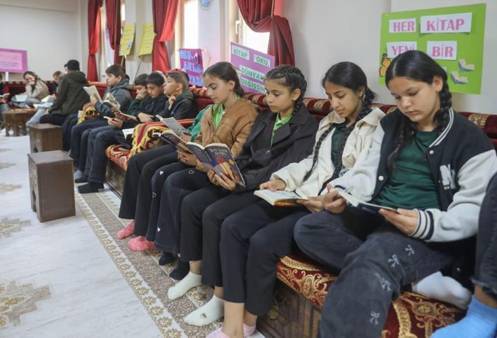 Genç’te protokol üyeleri, öğrencilerle kitap okudu