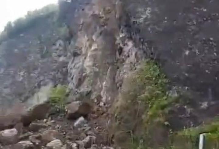 Artvin’de heyelan; yol ulaşım kapandı