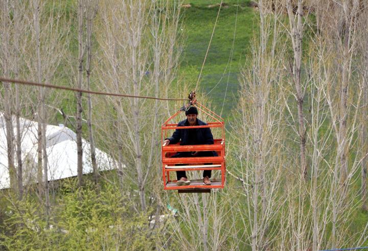 Karadeniz'de gördü, Van'da uyguladı; teleferik sistemi ile bahçesine 40 dakika yerine 40 saniyede ulaşıyor