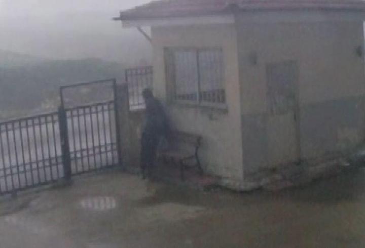 Gaziantep’te fırtınaya yakalanan çobanın zor anları kamerada