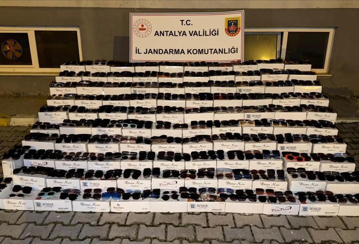 Alanya'da 10 bin kaçak güneş gözlüğü ele geçirildi