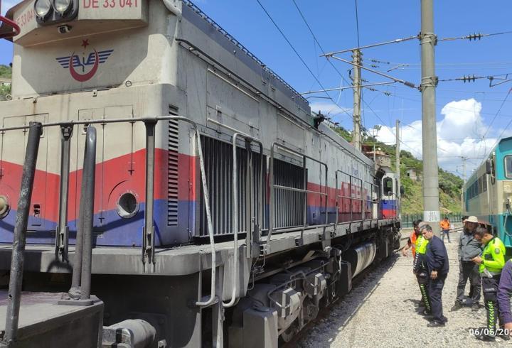 Yük treni, okul servis minibüsüne çarptı; sürücü yaralandı