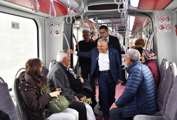 Başkan Büyükkılıç’tan tramvay yolculuğu