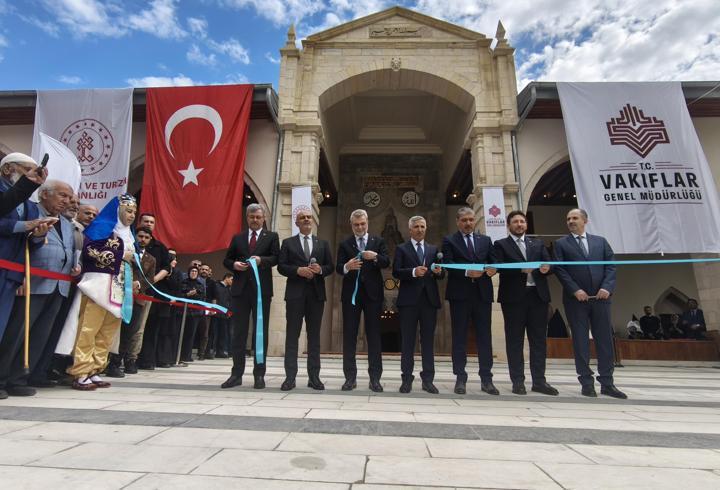 Depremde hasar alan Kahramanmaraş’taki tarihi Ulu Camii, törenle açıldı