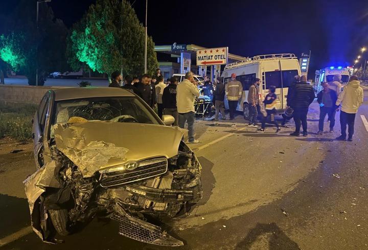 Mardin’de minibüs ile otomobil çarpıştı: 8 yaralı