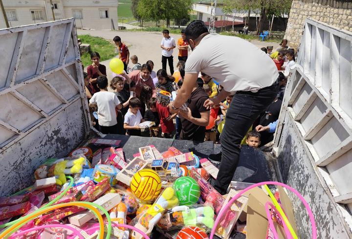 Şırnak’ta gönüllüler, köylerde çocuklara oyuncak dağıttı