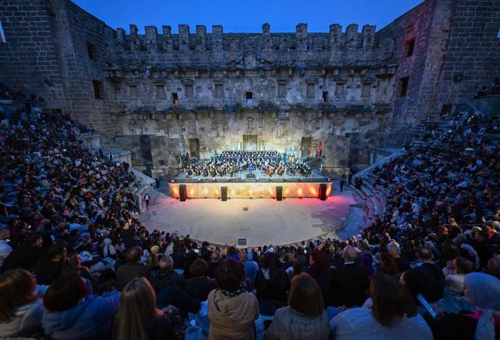 Aspendos'ta 'Kökten Geleceğe Maarif Yolcuları' konseri