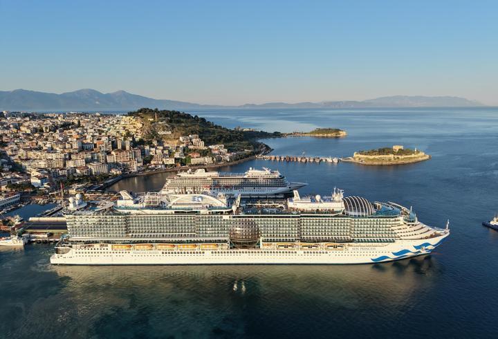Kuşadası'na 4 kruvaziyer ile denizden 10 bin 800 turist geldi