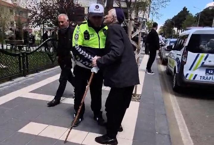 Kendisini yolun karşısına geçiren trafik polisini yanaklarından öptü