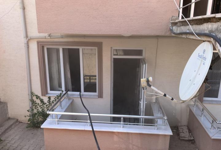 Evlerinde çıkan yangında mahsur kalan anne ile otizmli kızını komşuları kurtardı