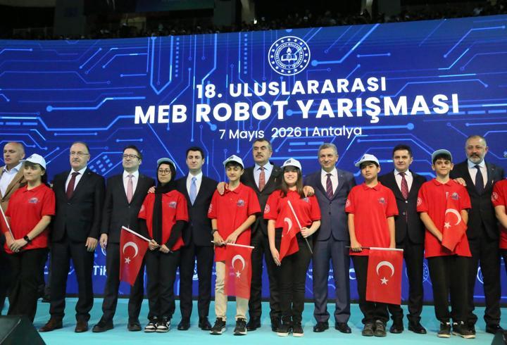 Bakan Tekin, Antalya'da robot yarışmasına katıldı
