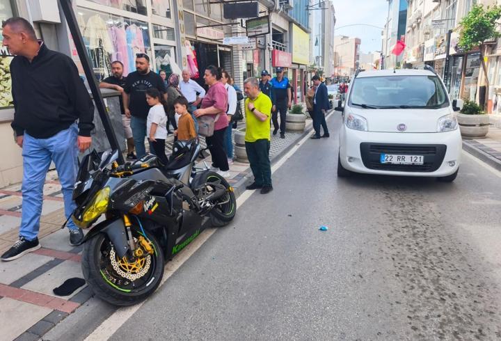 Edirne’de trafik levhasına çarpan motosikletin sürücüsü yaralandı