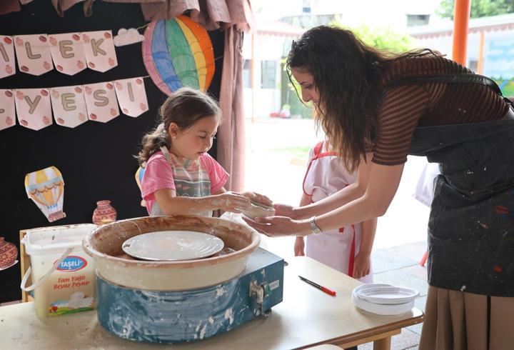 Minik eller anneleri için çömleğe şekil verdi