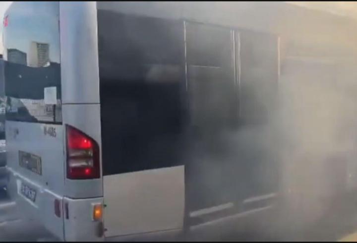 Kağıthane'de metrobüsün motor kısmında çıkan yangın söndürüldü