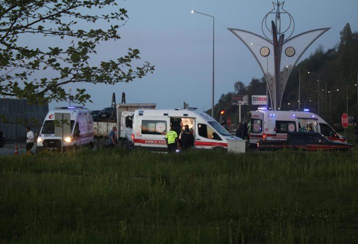 Rize’de otomobil kamyona çarptı; 1’i bebek, 6 yaralı