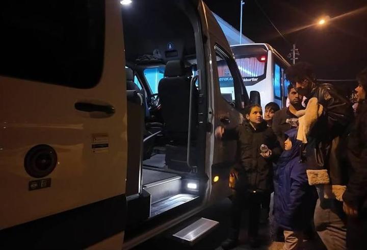 İzmir’de göçmen botu yarı batık halde bulundu: 1 çocuk öldü, 43 kişi kurtarıldı