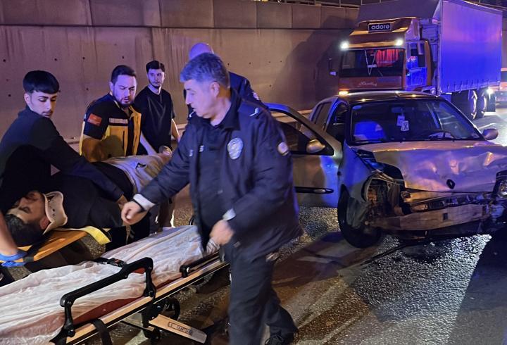 Bursa'da bariyerlere çarpan otomobilin sürücüsü yaralandı