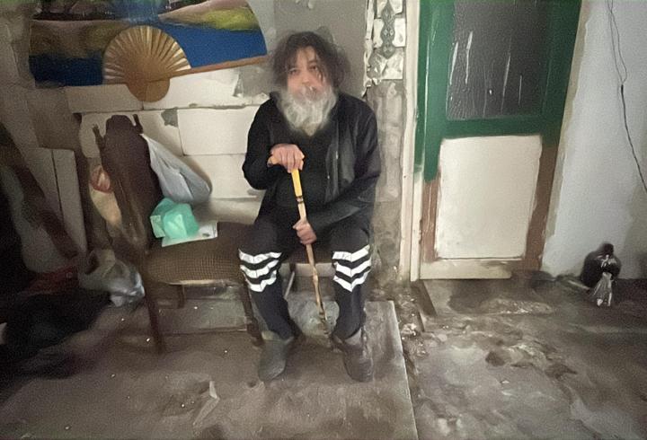 Çöp evden çıkarılıp, barınma merkezine yerleştirildi; görünümü değişti