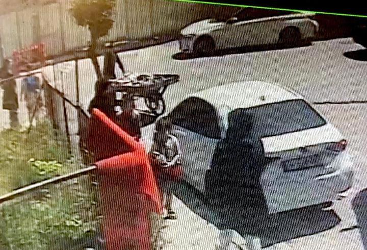 Avcılar’da fren yerine gaza bastı; yolun karşısına geçen eskiciye çarpıp şantiyeye girdi