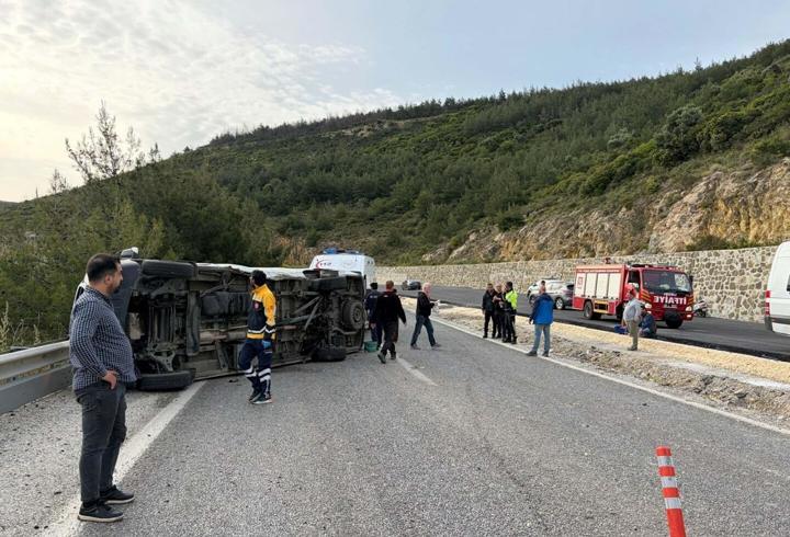 Kuşadası'nda otomobil ile minibüs çarpıştı: 12 yaralı