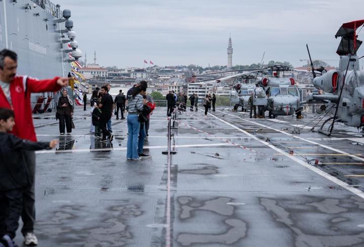 TCG Anadolu'ya vatandaşlardan yoğun ilgi