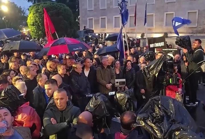 Arnavutluk'ta sokaklar yine karıştı