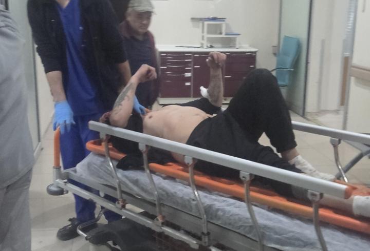 Otomobil tarlaya uçtu, devirdiği elektrik direğine motosiklet çarptı: 1’i ağır, 4 yaralı