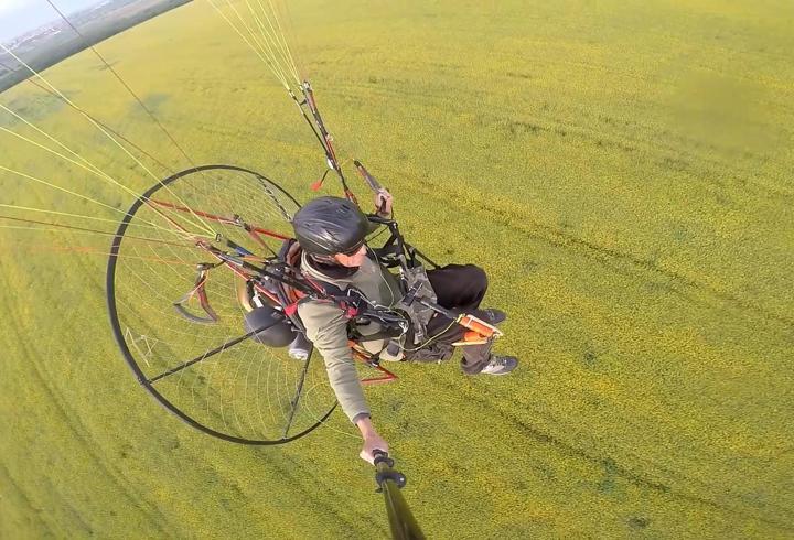 Edirne’nin 'sarı altın çiçeği’ kanola tarlaları üzerinde paramotorla uçtu