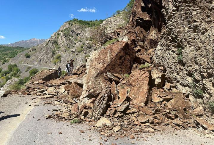 Şemdinli-Derecik kara yolu, heyelan nedeniyle ulaşıma kapandı