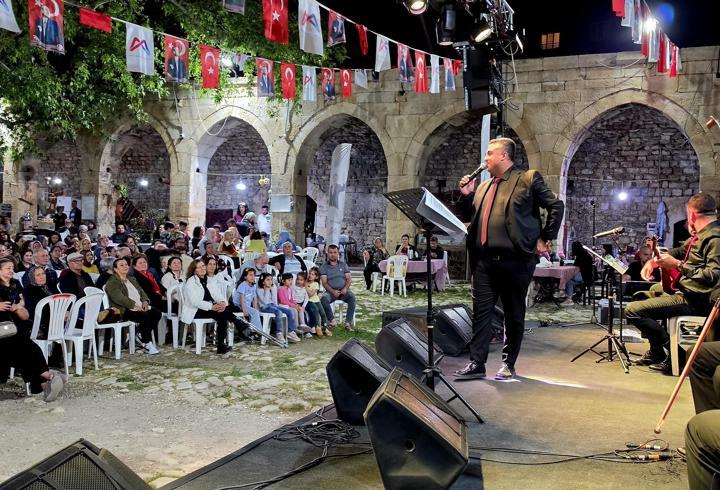 Tarihi Taşhan'da Anneler Günü konseri