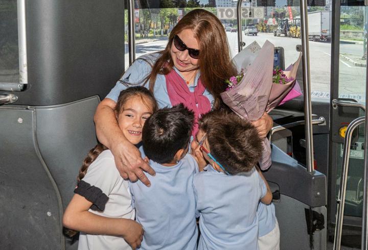 Direksiyon başındaki anneye dördüzlerinden Anneler Günü sürprizi