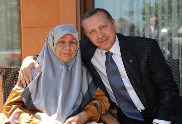 Diyarbakır'da HDP il binası önünde çocukları için evlat nöbeti tutan anneler, Anneler Günü'nü bu yıl da evlat hasretiyle geçiriyor. 2 bin 242 gündür devam eden nöbette yer alan aileler, çocuklarına kavuşacakları günü umutla bekliyor. Eyleme bugüne kadar 384 aile katılırken, 77 aile evladına kavuştu.1