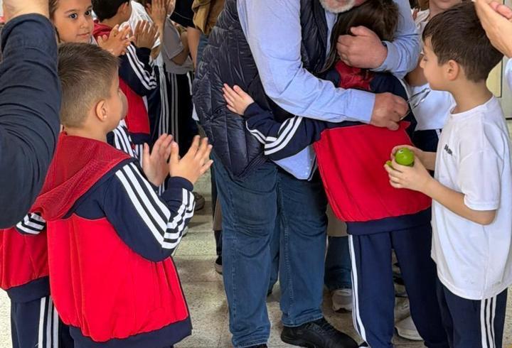 Emekliye ayrılan 43 yıllık öğretmen, öğrencilerine gözyaşlarıyla veda etti