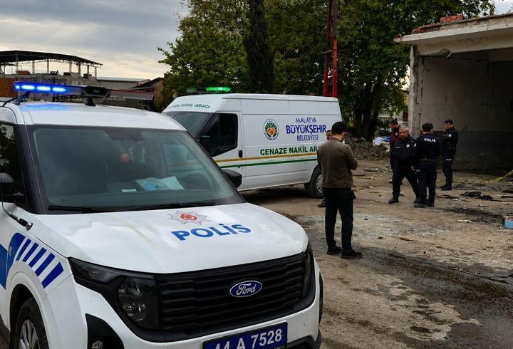 Elektrik direğinden düşüp öldü; olay kamerada