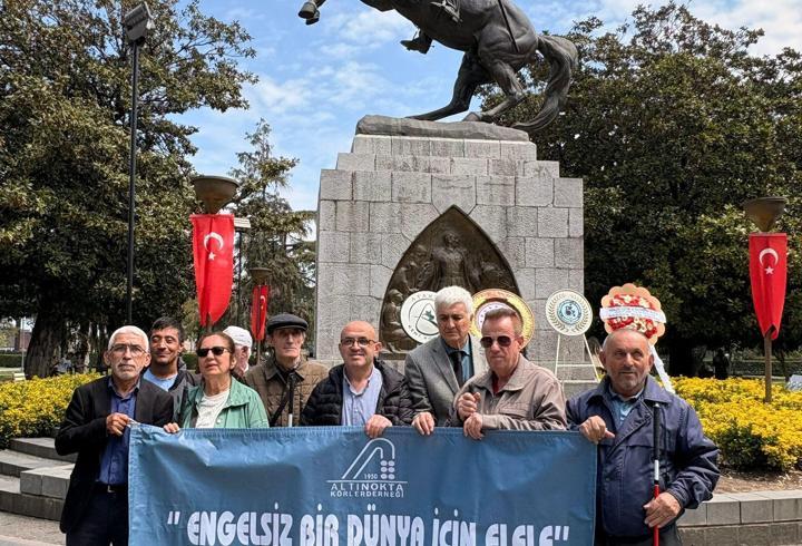 Samsun’da Engelliler Haftası kapsamında Atatürk Anıtı’na çelenk bırakıldı