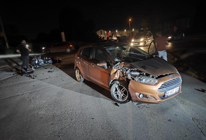 Otomobil ile çarpışan motosikletin sürücüsü yaralandı; kaza kamerada