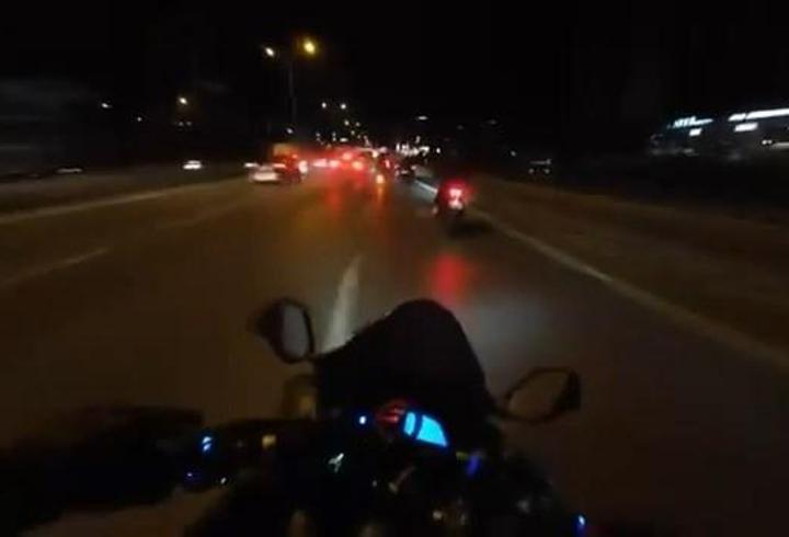 Maltepe’de sürücüsünün direksiyon hakimiyetini kaybettiği otomobil devrilerek bariyerlere çarptı