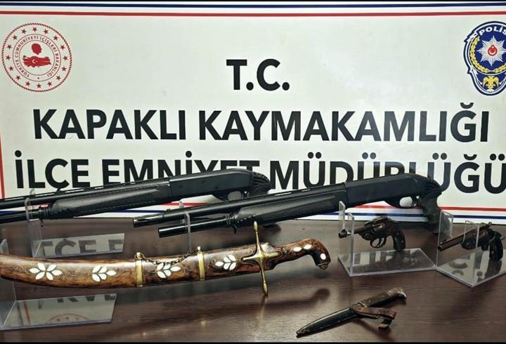 Evinde tarihi kılıç, kama ve tabanca bulunan şüpheli gözaltına alındı