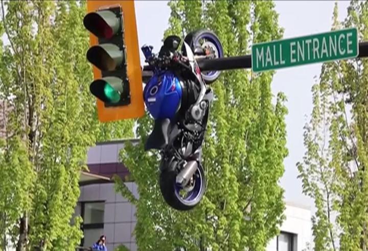Kanada'da film sahnelerini aratmayan kaza: Motosiklet trafik lambasına asılı kaldı