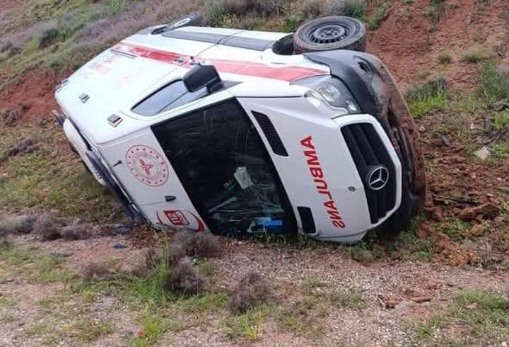 Ankara'da ambulans devrildi