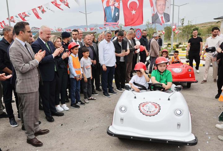 Menemen'de çocuklar için trafik eğitim parkuru açıldı