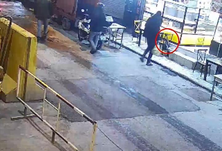 Beyoğlu'nda sandalyede asılı çantayı çalan şüpheli yakalandı
