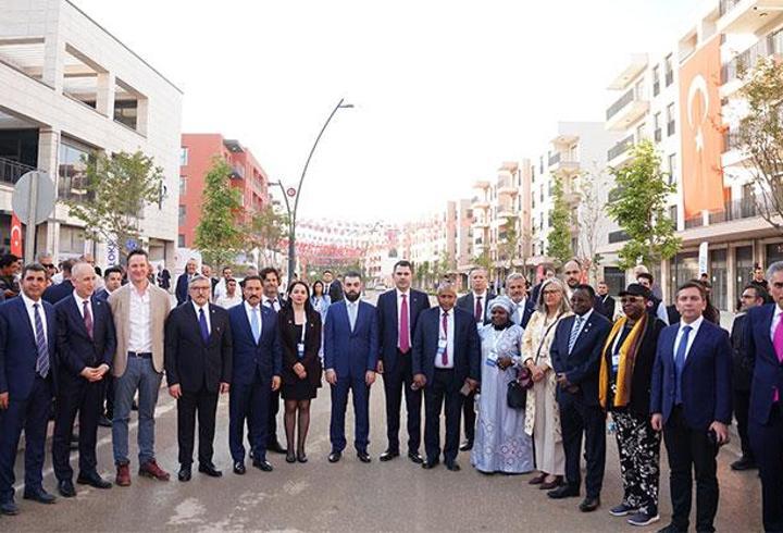 Bakan Kurum: Asrın inşasını dünyaya gösterdik