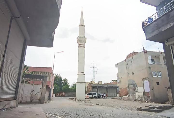 Tavanında çökmeler olan caminin yıkımı yapıldı, geriye sadece minaresi kaldı