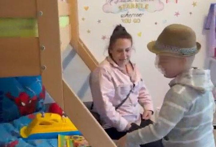 Nazar, 7 yıl sonra kavuştuğu annesi ve kız kardeşiyle yaşayacağı Almanya’daki evinde görüntülendi