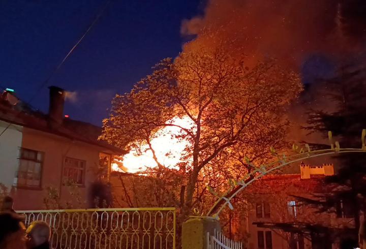 Karaman'da çıkan yangında 2 ev kullanılamaz hale geldi